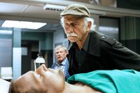 Dr. Jamm (Michael Kors, l.) ist ermordet worden. Edwin Bremer (Tilo Prückner, r.) mustert die Leiche, Kollege Günter Hoffmann (Wolfgang Winkler, im HG) hält sich im Hintergrund. Dr. Jamm (Michael Kors, l.) ist ermordet worden. Edwin Bremer (Tilo Prückner, r.) mustert die Leiche, Kollege Günter Hoffmann (Wolfgang Winkler, im HG) hält sich im Hintergrund.