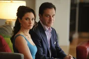 Peter Burke (Tim DeKay) und Selena Thomas (Mädchen Amick)