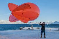 Es ist die größte Arktis-Expedition aller Zeiten: Im September 2019 macht sich der deutsche Eisbrecher "Polarstern" auf den Weg und driftet eingefroren für ein Jahr durch die Eiswüste nahe des Nordpols. An Bord: die besten Wissenschaftler ihrer Generation. Ihre Aufgabe: Daten sammeln – über den Ozean, das Eis und die Atmosphäre. Die Mission: den Klimawandel verstehen. Die Corona-Pandemie stellt die Crew vor zusätzliche Herausforderungen.Der Dokumentarfilm liefert eine spektakuläre Nahaufnahme der "MOSAiC"-Expedition des Alfred-Wegener-Instituts, Helmholtz-Zentrum für Polar- und Meeresforschung (AWI). Er wird produziert von der UFA Show & Factual in Kooperation mit dem rbb, NDR und HR für Das Erste. - Nicht nur das Team musste bestens vorbereitet sind, sondern auch die Ausrüstung. Vor der Expedition fanden Testflüge mit dem Forschungsballon "Miss Piggy" auf Spitzbergen statt. Es ist die größte Arktis-Expedition aller Zeiten: Im September 2019 macht sich der deutsche Eisbrecher "Polarstern" auf den Weg und driftet eingefroren für ein Jahr durch die Eiswüste nahe des Nordpols. An Bord: die besten Wissenschaftler ihrer Generation. Ihre Aufgabe: Daten sammeln – über den Ozean, das Eis und die Atmosphäre. Die Mission: den Klimawandel verstehen. Die Corona-Pandemie stellt die Crew vor zusätzliche Herausforderungen.Der Dokumentarfilm liefert eine spektakuläre Nahaufnahme der "MOSAiC"-Expedition des Alfred-Wegener-Instituts, Helmholtz-Zentrum für Polar- und Meeresforschung (AWI). Er wird produziert von der UFA Show & Factual in Kooperation mit dem rbb, NDR und HR für Das Erste. - Nicht nur das Team musste bestens vorbereitet sind, sondern auch die Ausrüstung. Vor der Expedition fanden Testflüge mit dem Forschungsballon "Miss Piggy" auf Spitzbergen statt.