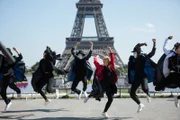 Die Hip-Hop-Gruppen von Lena (Jessica Lord, Mi.) und Jeff tanzen gemeinsam vor dem Eiffelturm, doch eigentlich sind sie Konkurrenten. Beide Gruppen möchten gerne beim Fernseh-Tanzwettbewerb „Dance Off“ mitmachen.