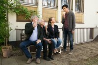 Günter (Wolfgang Winkler, l.), Edwin (Tilo Prückner, l.) und Vicky (Katja Danowski, 2.v.r.) sind sich einig – die Lösung des Falls ist Huis (Aaron Le, r.) Verdienst. Günter (Wolfgang Winkler, l.), Edwin (Tilo Prückner, l.) und Vicky (Katja Danowski, 2.v.r.) sind sich einig – die Lösung des Falls ist Huis (Aaron Le, r.) Verdienst.