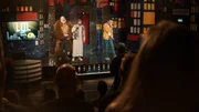 Ben (Benaissa Lamroubal), sein Migrationshintergrund (Waldemar Kobus) und Till (Leander Gerdes) performen auf der Bühne.