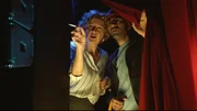 Elena (Claudia Lietz) und Ben (Benaissa Lamroubal) hinter der Bühne.