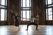 Thea (Hannah Dodd, l.) und Isaac (Terique Jarrett, r.) proben für die große Ballettaufführung am Ende des Schuljahres. Sie haben die Hauptrollen im Stück von Max.