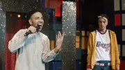 Ben (Benaissa Lamroubal) und Till (Leander Gerdes) auf der Bühne.