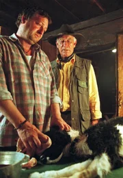 ARD DER RUF DER BERGE, Deutschland 2005, Regie Bettina Braun, am Freitag (16.12.05) um 20:15 Uhr und am Dienstag (20.12.05) um 10:30 Uhr im Ersten. Xaver (Maximilian KrYckl, li.) hat Stefans (Siegfried Rauch) Hund Dusty gerettet. © ARD Degeto/Erika Hauri - honorarfrei, Verwendung nur im Zusammenhang mit o. g. Sendung bei Nennung Bild: "ARD Degeto/Erika Hauri" (S 2), Programmplanung und Presse (069) 1509-334 oder -335