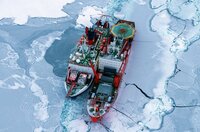 Es ist die größte Arktis-Expedition aller Zeiten: Im September 2019 macht sich der deutsche Eisbrecher "Polarstern" auf den Weg und driftet eingefroren für ein Jahr durch die Eiswüste nahe des Nordpols. An Bord: die besten Wissenschaftler ihrer Generation. Ihre Aufgabe: Daten sammeln – über den Ozean, das Eis und die Atmosphäre. Die Mission: den Klimawandel verstehen. Die Corona-Pandemie stellt die Crew vor zusätzliche Herausforderungen. Der Dokumentarfilm liefert eine spektakuläre Nahaufnahme der "MOSAiC"-Expedition des Alfred-Wegener-Instituts, Helmholtz-Zentrum für Polar- und Meeresforschung (AWI). Er wird produziert von der UFA Show & Factual in Kooperation mit dem rbb, NDR und HR für Das Erste. - Eisbrecher-Rendezvous - gemeinsam machen sich die deutsche Polarstern und die russische Akademik Fedorov auf die schwierige Suche nach einer geeigneten Eisscholle. Es ist die größte Arktis-Expedition aller Zeiten: Im September 2019 macht sich der deutsche Eisbrecher "Polarstern" auf den Weg und driftet eingefroren für ein Jahr durch die Eiswüste nahe des Nordpols. An Bord: die besten Wissenschaftler ihrer Generation. Ihre Aufgabe: Daten sammeln – über den Ozean, das Eis und die Atmosphäre. Die Mission: den Klimawandel verstehen. Die Corona-Pandemie stellt die Crew vor zusätzliche Herausforderungen. Der Dokumentarfilm liefert eine spektakuläre Nahaufnahme der "MOSAiC"-Expedition des Alfred-Wegener-Instituts, Helmholtz-Zentrum für Polar- und Meeresforschung (AWI). Er wird produziert von der UFA Show & Factual in Kooperation mit dem rbb, NDR und HR für Das Erste. - Eisbrecher-Rendezvous - gemeinsam machen sich die deutsche Polarstern und die russische Akademik Fedorov auf die schwierige Suche nach einer geeigneten Eisscholle.