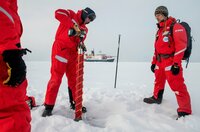 Es ist die größte Arktis-Expedition aller Zeiten: Im September 2019 macht sich der deutsche Eisbrecher "Polarstern" auf den Weg und driftet eingefroren für ein Jahr durch die Eiswüste nahe des Nordpols. An Bord: die besten Wissenschaftler ihrer Generation. Ihre Aufgabe: Daten sammeln – über den Ozean, das Eis und die Atmosphäre. Die Mission: den Klimawandel verstehen. Die Corona-Pandemie stellt die Crew vor zusätzliche Herausforderungen. Der Dokumentarfilm liefert eine spektakuläre Nahaufnahme der "MOSAiC"-Expedition des Alfred-Wegener-Instituts, Helmholtz-Zentrum für Polar- und Meeresforschung (AWI). Er wird produziert von der UFA Show & Factual in Kooperation mit dem rbb, NDR und HR für Das Erste. - Kann sie das Forschungscamp tragen? Mithilfe von Eisbohrern wird die Eisscholle auf Dicke und Beschaffenheit geprüft. Es ist die größte Arktis-Expedition aller Zeiten: Im September 2019 macht sich der deutsche Eisbrecher "Polarstern" auf den Weg und driftet eingefroren für ein Jahr durch die Eiswüste nahe des Nordpols. An Bord: die besten Wissenschaftler ihrer Generation. Ihre Aufgabe: Daten sammeln – über den Ozean, das Eis und die Atmosphäre. Die Mission: den Klimawandel verstehen. Die Corona-Pandemie stellt die Crew vor zusätzliche Herausforderungen. Der Dokumentarfilm liefert eine spektakuläre Nahaufnahme der "MOSAiC"-Expedition des Alfred-Wegener-Instituts, Helmholtz-Zentrum für Polar- und Meeresforschung (AWI). Er wird produziert von der UFA Show & Factual in Kooperation mit dem rbb, NDR und HR für Das Erste. - Kann sie das Forschungscamp tragen? Mithilfe von Eisbohrern wird die Eisscholle auf Dicke und Beschaffenheit geprüft.