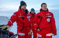 Es ist die größte Arktis-Expedition aller Zeiten: Im September 2019 macht sich der deutsche Eisbrecher "Polarstern" auf den Weg und driftet eingefroren für ein Jahr durch die Eiswüste nahe des Nordpols. An Bord: die besten Wissenschaftler ihrer Generation. Ihre Aufgabe: Daten sammeln – über den Ozean, das Eis und die Atmosphäre. Die Mission: den Klimawandel verstehen. Die Corona-Pandemie stellt die Crew vor zusätzliche Herausforderungen.Der Dokumentarfilm liefert eine spektakuläre Nahaufnahme der "MOSAiC"-Expedition des Alfred-Wegener-Instituts, Helmholtz-Zentrum für Polar- und Meeresforschung (AWI). Er wird produziert von der UFA Show & Factual in Kooperation mit dem rbb, NDR und HR für Das Erste. - v.l.n.r.: Co-Koordinator Matthew Shupe, Co-Fahrtleiter Marcel Nicolaus und Expeditionsleiter Markus Rex beraten sich über den Aufbau des Forschungscamps. Es ist die größte Arktis-Expedition aller Zeiten: Im September 2019 macht sich der deutsche Eisbrecher "Polarstern" auf den Weg und driftet eingefroren für ein Jahr durch die Eiswüste nahe des Nordpols. An Bord: die besten Wissenschaftler ihrer Generation. Ihre Aufgabe: Daten sammeln – über den Ozean, das Eis und die Atmosphäre. Die Mission: den Klimawandel verstehen. Die Corona-Pandemie stellt die Crew vor zusätzliche Herausforderungen.Der Dokumentarfilm liefert eine spektakuläre Nahaufnahme der "MOSAiC"-Expedition des Alfred-Wegener-Instituts, Helmholtz-Zentrum für Polar- und Meeresforschung (AWI). Er wird produziert von der UFA Show & Factual in Kooperation mit dem rbb, NDR und HR für Das Erste. - v.l.n.r.: Co-Koordinator Matthew Shupe, Co-Fahrtleiter Marcel Nicolaus und Expeditionsleiter Markus Rex beraten sich über den Aufbau des Forschungscamps.