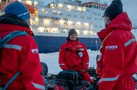 Es ist die größte Arktis-Expedition aller Zeiten: Im September 2019 macht sich der deutsche Eisbrecher "Polarstern" auf den Weg und driftet eingefroren für ein Jahr durch die Eiswüste nahe des Nordpols. An Bord: die besten Wissenschaftler ihrer Generation. Ihre Aufgabe: Daten sammeln – über den Ozean, das Eis und die Atmosphäre. Die Mission: den Klimawandel verstehen. Die Corona-Pandemie stellt die Crew vor zusätzliche Herausforderungen.Der Dokumentarfilm liefert eine spektakuläre Nahaufnahme der "MOSAiC"-Expedition des Alfred-Wegener-Instituts, Helmholtz-Zentrum für Polar- und Meeresforschung (AWI). Er wird produziert von der UFA Show & Factual in Kooperation mit dem rbb, NDR und HR für Das Erste. - Expeditionleiter Markus Rex (Mitte) bespricht mit Co-Koordinator Matthew Shupe (re.) in den ersten Tagen auf der Eisscholle den Aufbau des Forschungscamps. Es ist die größte Arktis-Expedition aller Zeiten: Im September 2019 macht sich der deutsche Eisbrecher "Polarstern" auf den Weg und driftet eingefroren für ein Jahr durch die Eiswüste nahe des Nordpols. An Bord: die besten Wissenschaftler ihrer Generation. Ihre Aufgabe: Daten sammeln – über den Ozean, das Eis und die Atmosphäre. Die Mission: den Klimawandel verstehen. Die Corona-Pandemie stellt die Crew vor zusätzliche Herausforderungen.Der Dokumentarfilm liefert eine spektakuläre Nahaufnahme der "MOSAiC"-Expedition des Alfred-Wegener-Instituts, Helmholtz-Zentrum für Polar- und Meeresforschung (AWI). Er wird produziert von der UFA Show & Factual in Kooperation mit dem rbb, NDR und HR für Das Erste. - Expeditionleiter Markus Rex (Mitte) bespricht mit Co-Koordinator Matthew Shupe (re.) in den ersten Tagen auf der Eisscholle den Aufbau des Forschungscamps.