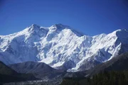 Nanga Parbat (Rakhiot-Flanke) bei Sonnenuntergang. Aufgenommen von der "Märchenwiese"