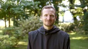 Bruder Johannes beim Beten mit dem Körper.