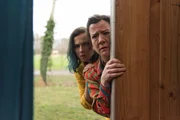 Lin (Karin Hanczewski, l.) und Gloria (Bärbel Schwarz, r.) finden Dinge heraus.