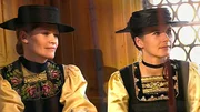 Zwei junge Damen in Bregenzerwälder Tracht, der sogenannten "Juppe".