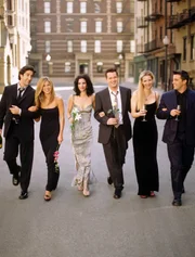 Friends "Geschenke, Geschenke". Im Bild: Schwimmer (Ross Geller), Jennifer Aniston (Rachel Green), Courteney Cox Arquette (Monica Geller), Matthew Perry (Chandler Bing), Lisa Kudrow (Phoebe Buffay), Matt LeBlanc (Joey Tribbiani).