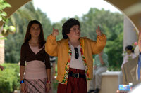 Laura (Emma Lockhart, l.) und Ace Ventura Jr. (Josh Flitter, r.) machen sich auf, einen Babypandabären zu retten ... Laura (Emma Lockhart, l.) und Ace Ventura Jr. (Josh Flitter, r.) machen sich auf, einen Babypandabären zu retten ...
