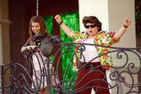 Mischen gewaltig auf: Laura (Emma Lockhart, l.) und Ace Ventura Jr. (Josh Flitter, r.) ... Mischen gewaltig auf: Laura (Emma Lockhart, l.) und Ace Ventura Jr. (Josh Flitter, r.) ...