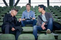 Edwin Bremer (Tilo Prückner, l.) und Hui Ko (Aaron Le, r.) mit dem verletzten Nachwuchs-Fußballer Leon (Nick Julius Schuck, M.). Edwin Bremer (Tilo Prückner, l.) und Hui Ko (Aaron Le, r.) mit dem verletzten Nachwuchs-Fußballer Leon (Nick Julius Schuck, M.).