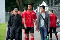 Edwin Bremer (Tilo Prückner, l.) und Hui Ko (Aaron Le, r.) befragen den FC-Köln-Fußballer Timo (Emmanuel Kämpfer) nach seinen verletzten Kollegen. Edwin Bremer (Tilo Prückner, l.) und Hui Ko (Aaron Le, r.) befragen den FC-Köln-Fußballer Timo (Emmanuel Kämpfer) nach seinen verletzten Kollegen.