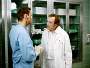 (v.li.): Oliver Baier (Dr. Böck), Josef Hader (Fuhrmann).