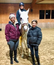 Reitlehrerin Caro und ihre Schülerin Coco nehmen Anna mit zu einer Springstunde.