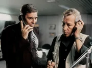 ABENTEUER AIRPORT (Pilotfilm) 09.09.1990 Doppeltes Spiel Carsten Wolf (Ezard Haussmann), Verkehrs leiter des Flughafens, und Charly Kapitzki (Hansjörg Felmy), Leiter der technischen Dienste, haben alle Hände voll zu tun: Ein Düsenjet mit Motorschaden ist notgelandet und über die Landebahn hinausgerollt. ©WDR/Norbert Haas.