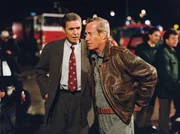 ABENTEUER AIRPORT (Pilotfilm) 09.09.1990 Doppeltes Spiel Carsten Wolf (Ezard Haussmann), Verkehrs leiter des Flughafens, und Charly Kapitzki (Hansjörg Felmy), Leiter der technischen Dienste, haben alle Hände voll zu tun: Ein Düsenjet mit Motorschaden ist notgelandet und über die Landebahn hinausgerollt. ©WDR/Norbert Haas.