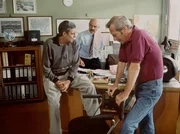 ABENTEUER AIRPORT (Pilotfilm) 09.09.1990 Doppeltes Spiel Zollinspektor Bronnen (Charles Brauer) ist hinter den raffiniert eingefädelten Waffenschmuggel gekommen. Doch wie tief sind Carsten Wolf (Ezard Haussmann) und sein bester Freund Charly Kapitzki (Hansjörg Felmy) in die abenteuerlichen Vorgänge verstrickt? ©WDR/Norbert Haas.