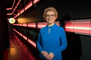 Kulturjournal Julia Westlake, Moderatorin