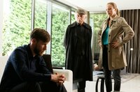 Marco (Nikolaus Benda, l.) wird von Edwin Bremer (Tilo Prückner, M.) und Vicky Adam (Katja Danowski, r.) verhört. Marco (Nikolaus Benda, l.) wird von Edwin Bremer (Tilo Prückner, M.) und Vicky Adam (Katja Danowski, r.) verhört.