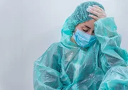 Am 31. Dezember 2019 alarmieren die chinesischen Behörden die WHO über mehrere lungenentzündungsähnlichen Fälle in Wuhan.