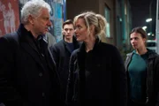 Tatort - In der Familie
Teil 1
Udo Wachtveitl als Franz Leitmayr, Rick Okon als Jan Pawlak, Anna Schudt als Martina Bönisch, Aylin Tezel als Nora Dalay
SRF/WDR/Frank Dicks