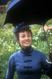 Fräulein Rottenmeier (Jane Seymour) fühlt sich in den Bergen noch wohl.