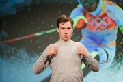 Moderator Felix Neureuther beim Warm-Up.
