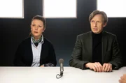 Britta Fischer (Bettina Redlich, l.) und ihr Neffe Max von Behlem (Thorsten Krohn, r.) werden verhört. Max von Behlem ist empört über die Anschuldigungen.