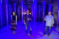 Tobi mit Katharina und Peter Winkler (rechts) im Kunstweinkeller. Tobi mit Katharina und Peter Winkler (rechts) im Kunstweinkeller.