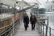 Petra (Paola Cortellesi) und Antonio (Andrea Pennacchi) gehen am Hafen in Genua zu ihrem Stammcafé.