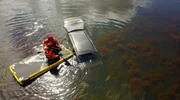 Die Mitarbeiter der Spezialeinheit der Yorkshire Ambulanz im Wasser