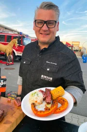 Spitzenkoch und Grillweltmeister Klaus Breinig serviert Ribe Eye Steak mit Kürbis und Mais für die Mitarbeiter der Tierrettung der Freiwilligen Feuerwehr Kelkheim-Münster.