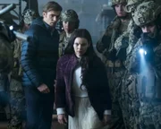 Ben Pownall (Alex Roe, l.); Ryn (Eline Powell, r.)