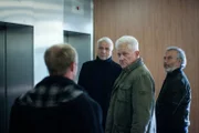 Im Polizeipräsidium treffen die beiden Münchner Kommissare Franz Leitmayr (Udo Wachtveitl, Mitte links) und Ivo Batic (Miroslav Nemec, Mitte rechts), gefolgt vom italienischen Unternehmer Domenico Palladio (Paolo Sassanelli, rechts) auf Martin Hainer (Florian Brückner, links) aus dem Münchner Baudezernat.