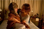 L-R: Young Willa (Mckayla Twiggs) und Beverly Penn (Jessica Brown Findlay)