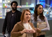 Leroy (Craig Robinson, l.) und Annie (Amber Stevens West, r.) setzen große Hoffnungen in die Hellseherin Celeste (Audrey Wasilewski, M.). Aber kann sie wirklich dabei helfen, herauszufinden, wer das Büro verwanzt hat?