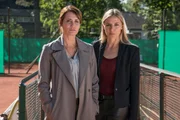 Maike (Anja Kling, l.) und Pia (Annika Blendl, r.) finden Hausbesitzer Krampe mit Britta Zuber auf dem Tennisplatz.