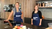 Yvonne Willicks (l) und Kochbuchautorin Susann Kreihe (r) bereiten gemeinsam Appel-Pie Cookies für das Meal-Prep on Ice vor.