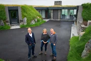 V.l.: Kevin McCloud, Jeanette, Andy