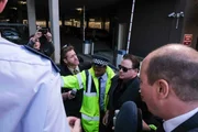 Auf dem Weg zum Revier versucht Peter Swan (Brendan Fraser) der Presse auszuweichen.