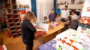 Beim Verpacken der Geschenke hilft die ganze Familie.