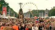 Zwei Riesen verzaubern die Stadt. Ein silbrig glitzernder Kunststoff lockt Millionen Menschen zum Reichstag. Und wenn die Queen in der Stadt ist, steht Berlin gern Spalier. 30 legendäre, berührende und unvergessene Berliner Momente. - Riesen verzaubern die Stadt.