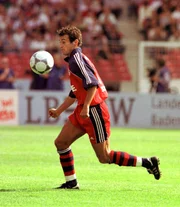 Memet Scholl; Fußball 1. Bundesliga 2000/2001 4. Spieltag 09.09.2000 VfB Stuttgart-FC Bayern München. Memet Scholl FC Bayern München war auch in Stuttgart nicht zu bremsen.